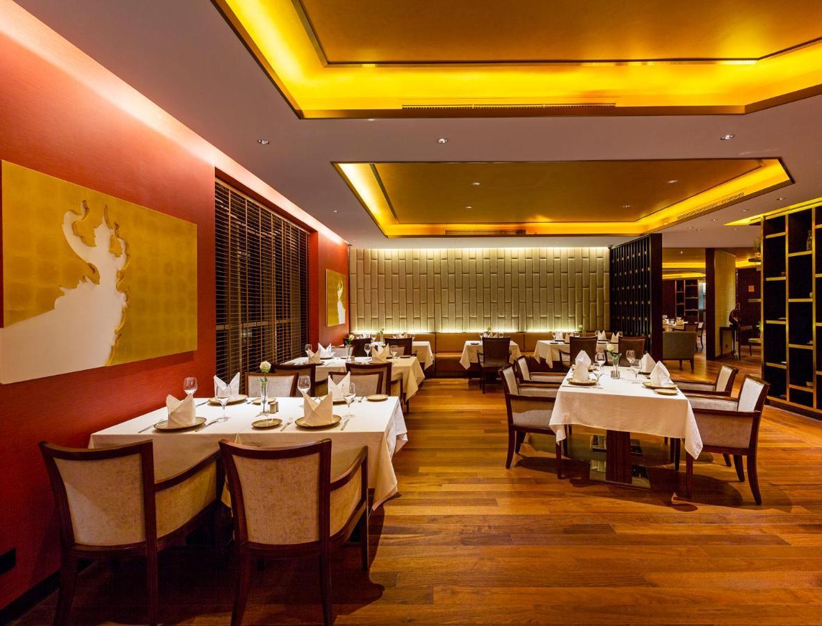 Ezdan Palace Hotel Doha Exterior foto The interior of the restaurant