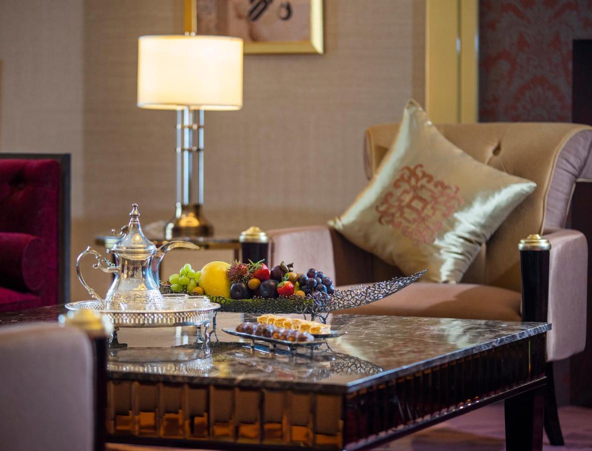 Ezdan Palace Hotel Doha Exterior foto A living room in a suite at the Ritz-Carlton, Dubai