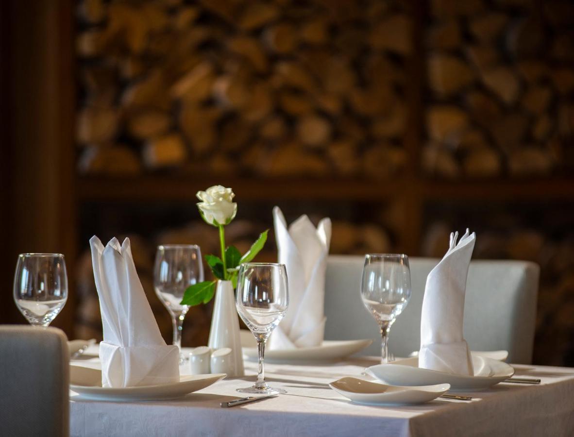 Ezdan Palace Hotel Doha Exterior foto A table set for fine dining