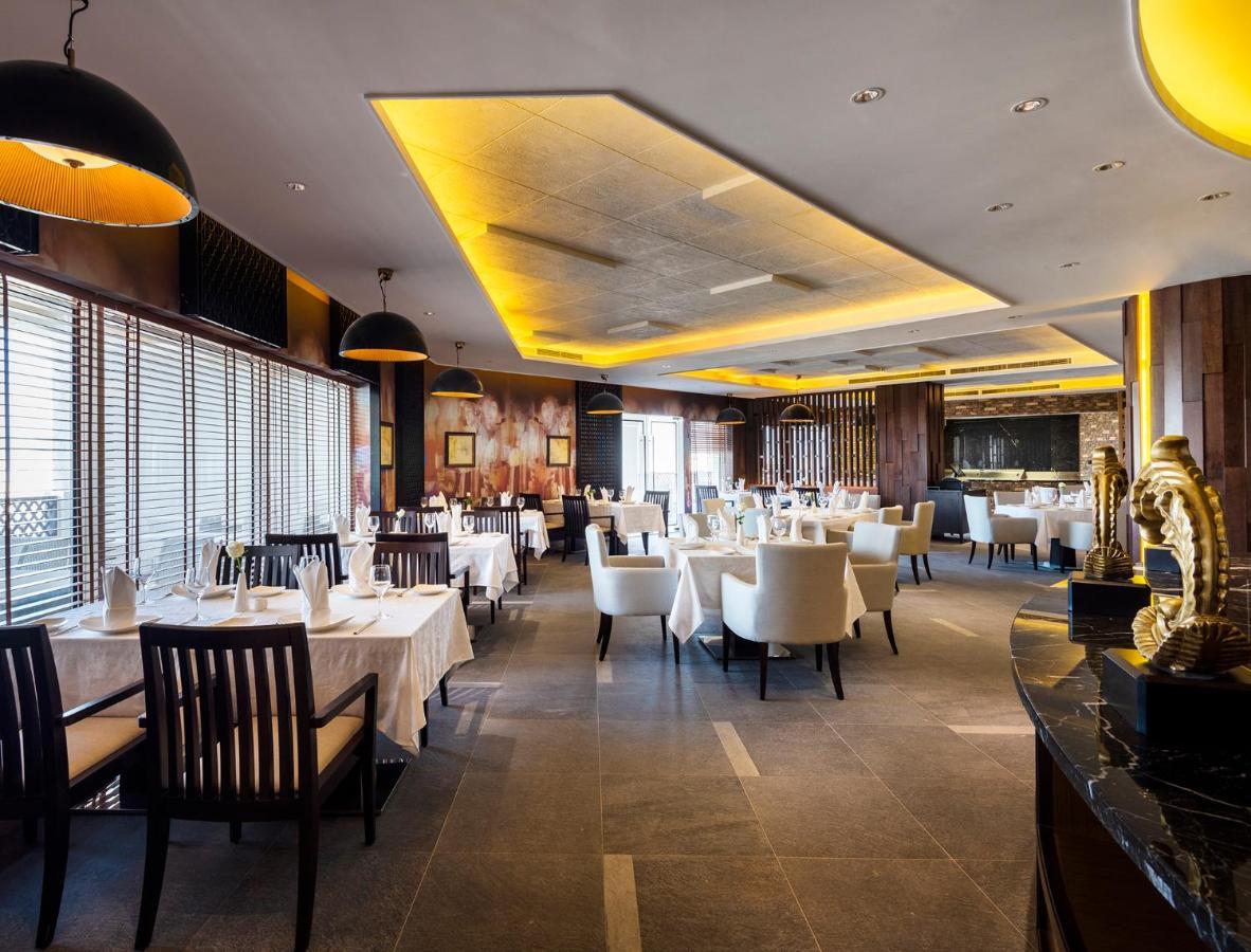 Ezdan Palace Hotel Doha Exterior foto The interior of the restaurant