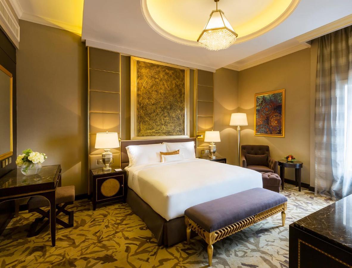 Ezdan Palace Hotel Doha Exterior foto A bedroom at the hotel