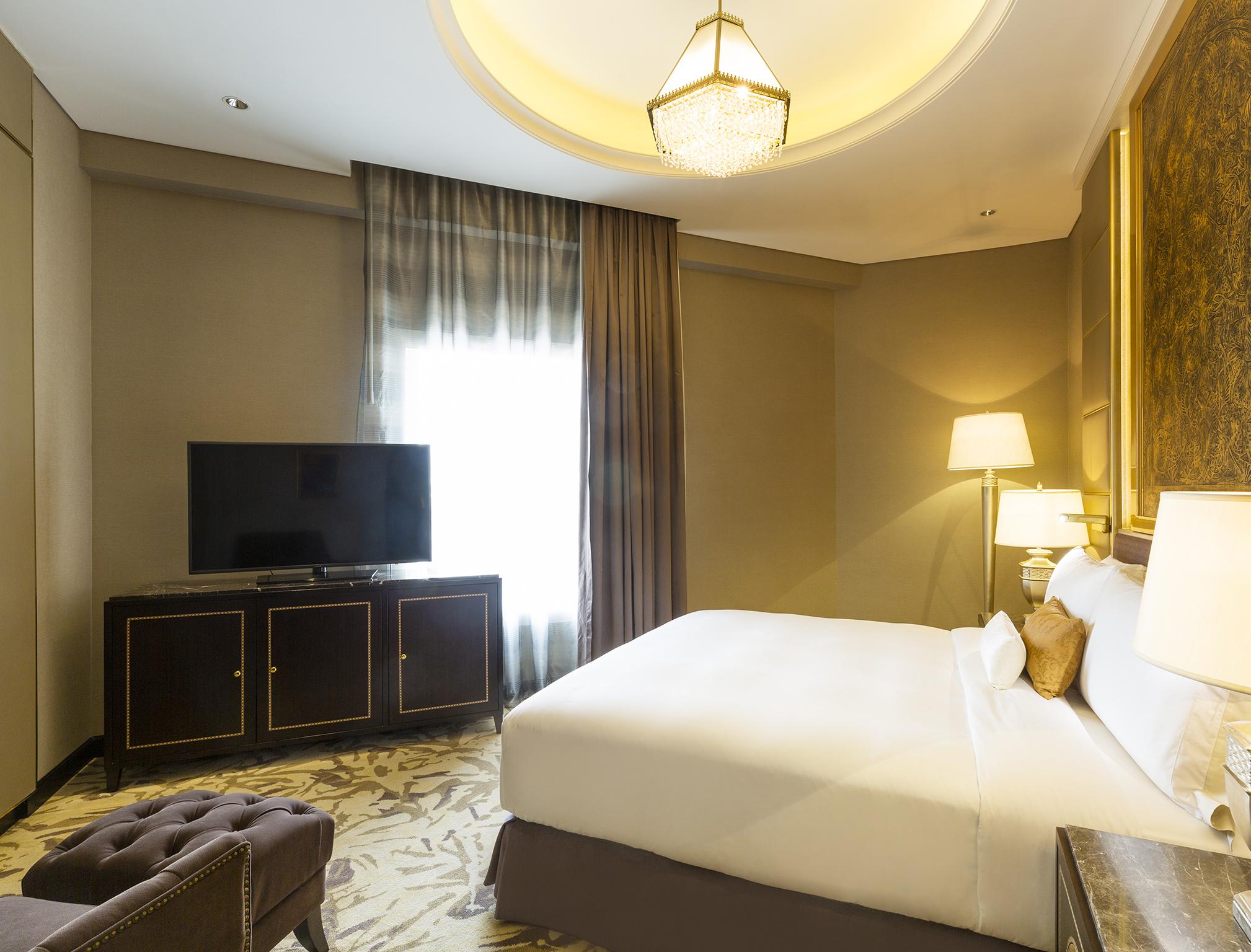 Ezdan Palace Hotel Doha Exterior foto A bedroom at the hotel