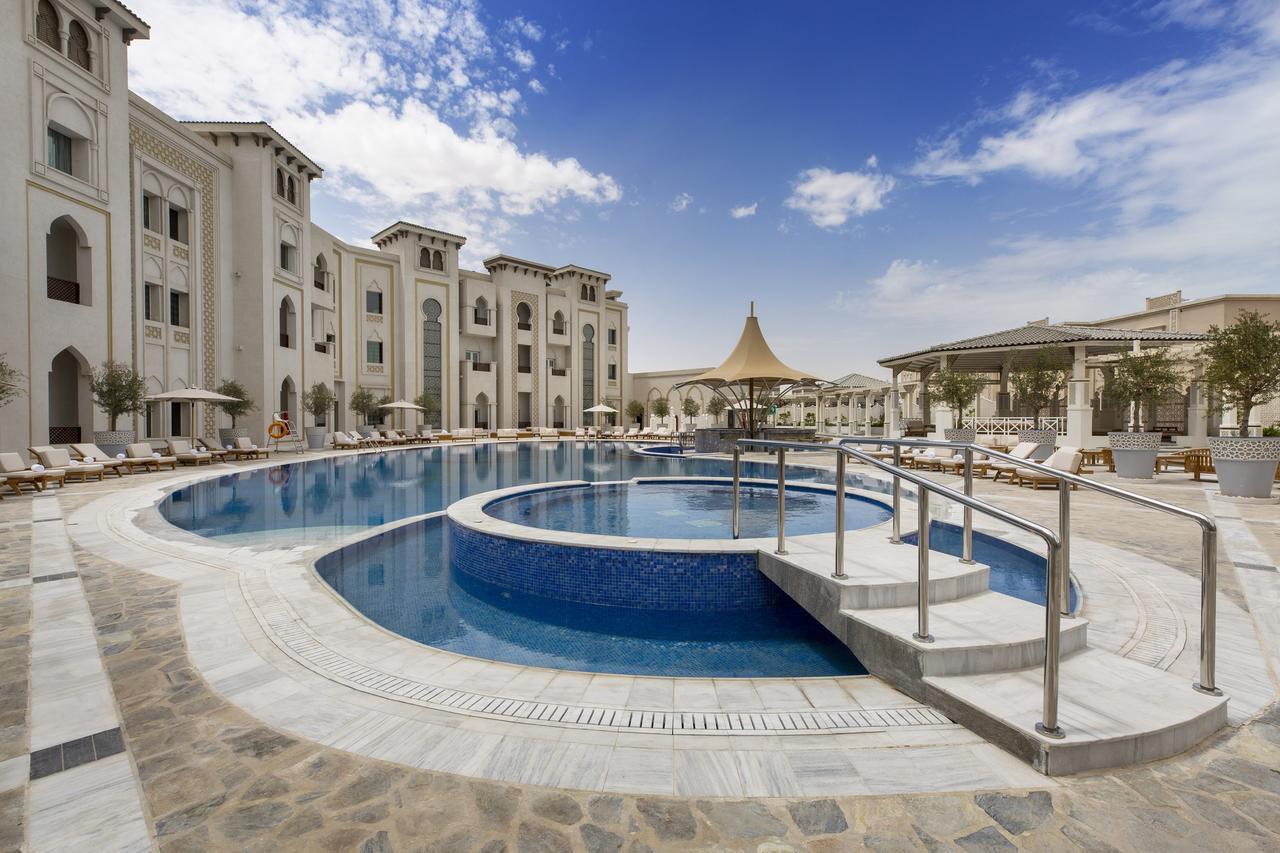 Ezdan Palace Hotel Doha Exterior foto The swimming pool at the hotel